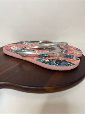 Billabong Floral Classic Flip-Flop Sandals
– Size 9/10